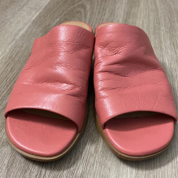 Violet & Red Noella Slides - Picture 2 of 12